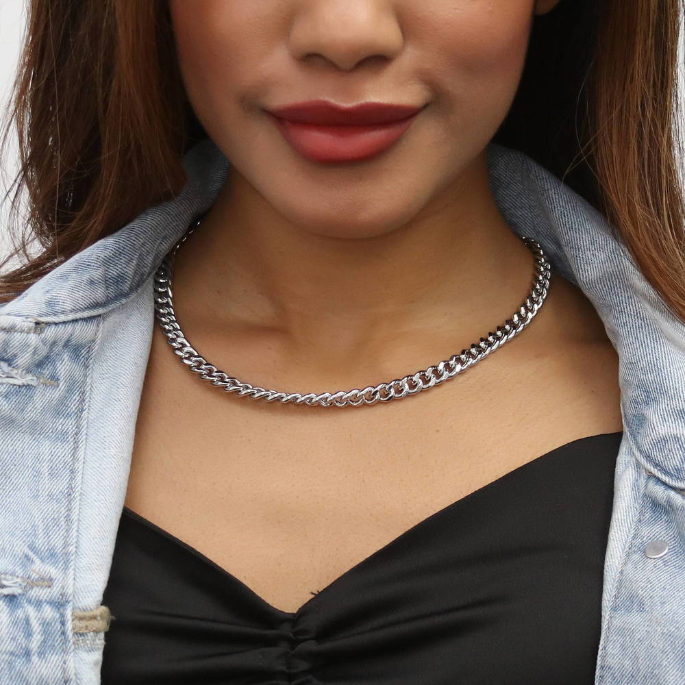 Model wearing Lightweight Curb Chain Necklace 7mm, 9 of 13