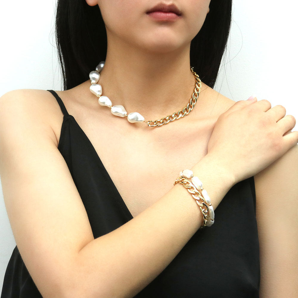 Model wearing Imitation Pearl Curb Chain Bracelet and Necklace, 2 Piece, 9 of 13