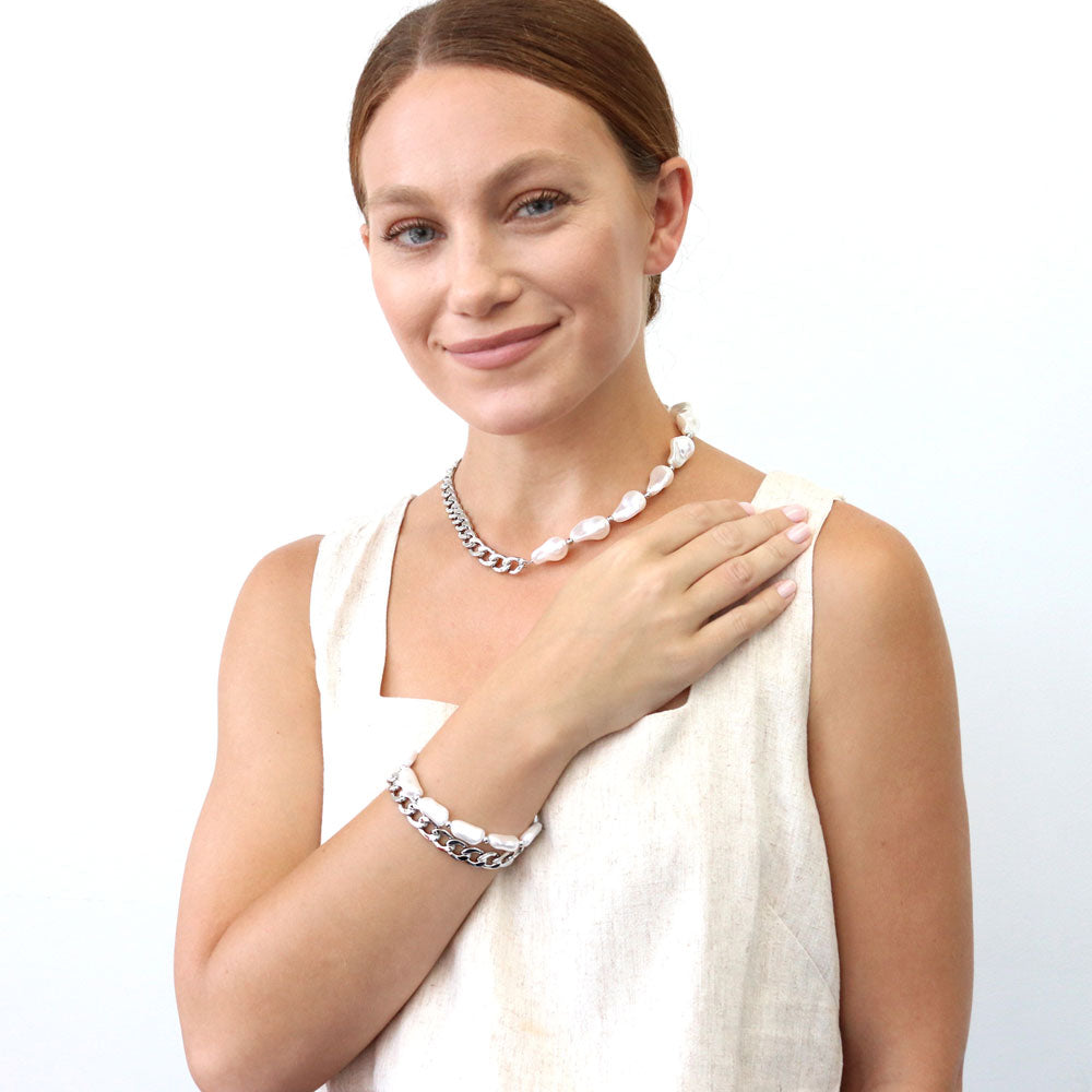 Model wearing Imitation Pearl Curb Chain Bracelet and Necklace, 2 Piece, 10 of 13