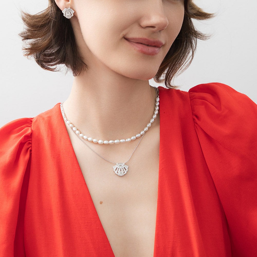 Model wearing Paperclip Cultured Pearl Link Chain Necklace in Sterling Silver, 13 of 20